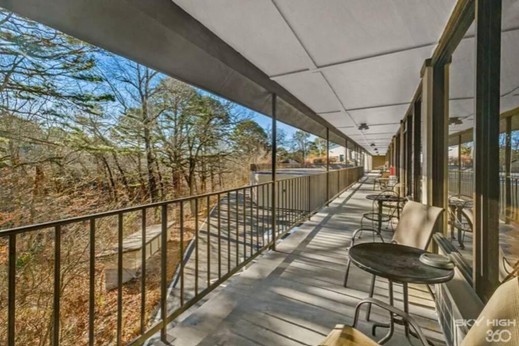 Stonegate Lodge King Bed, Wifi, 50In Roku Tv, Salt Water Pool Room #108 Eureka Springs Exterior photo