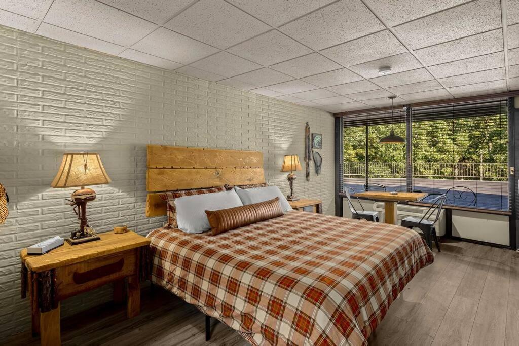 Stonegate Lodge King Bed, Wifi, 50In Roku Tv, Salt Water Pool Room #108 Eureka Springs Exterior photo