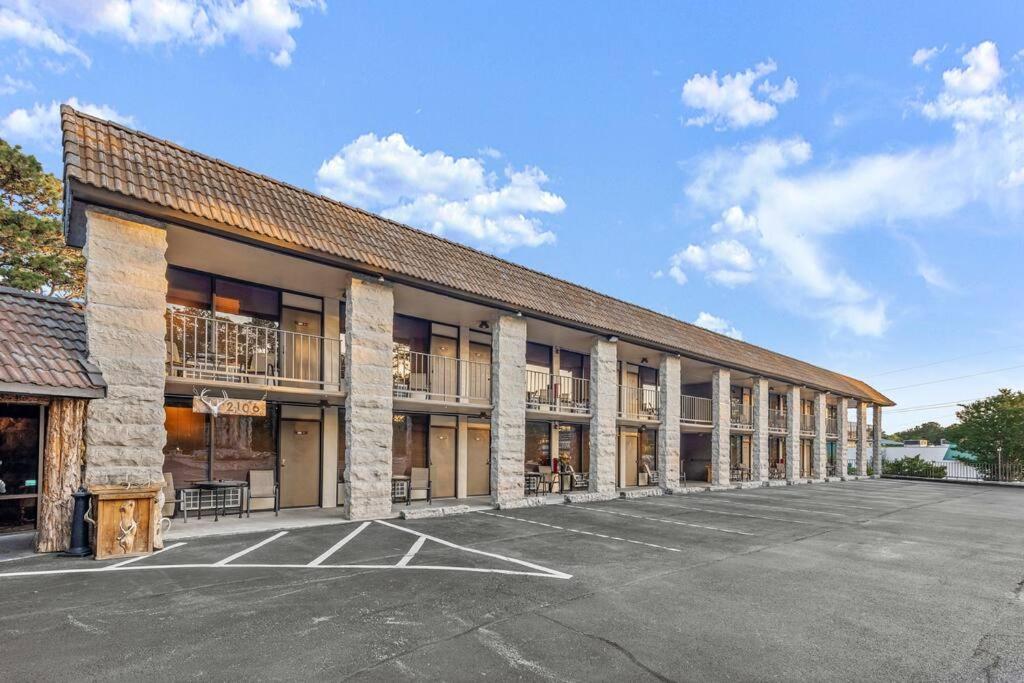 Stonegate Lodge King Bed, Wifi, 50In Roku Tv, Salt Water Pool Room #108 Eureka Springs Exterior photo